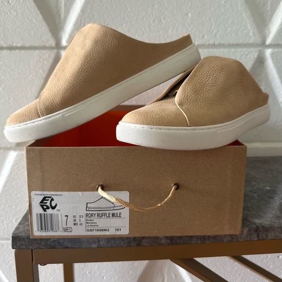 GENTLE SOULS by Kenneth Cole “Rory Ruffle Mule” - Picture 2 of 13